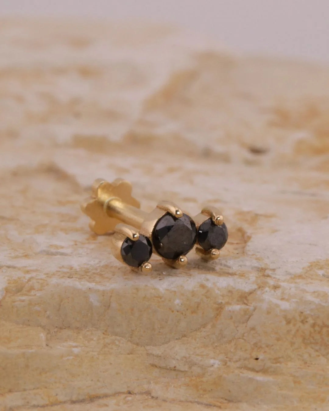 Labret Trío de Diamantes Negros en Oro 18K