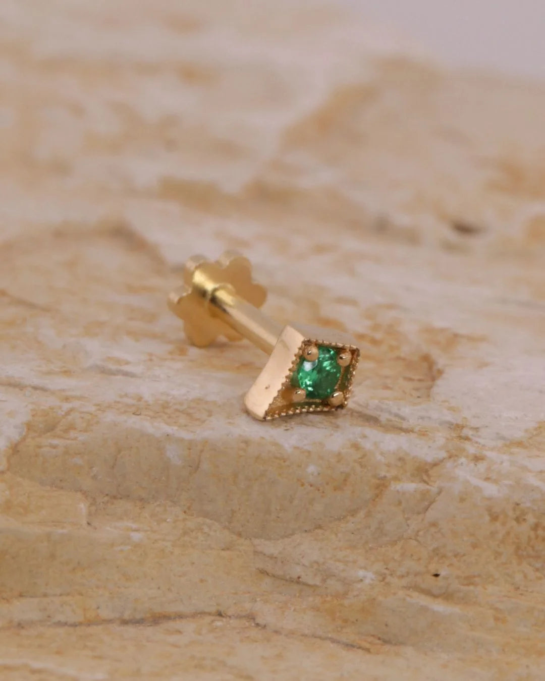 Labret Triángulo con Esmeralda Colombiana en Oro 18K