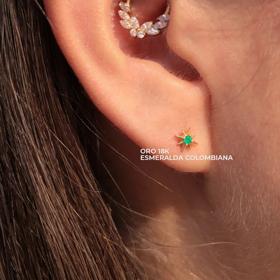 Aretes Estrella de 8 Puntas en Oro 18K con Esmeralda Colombiana