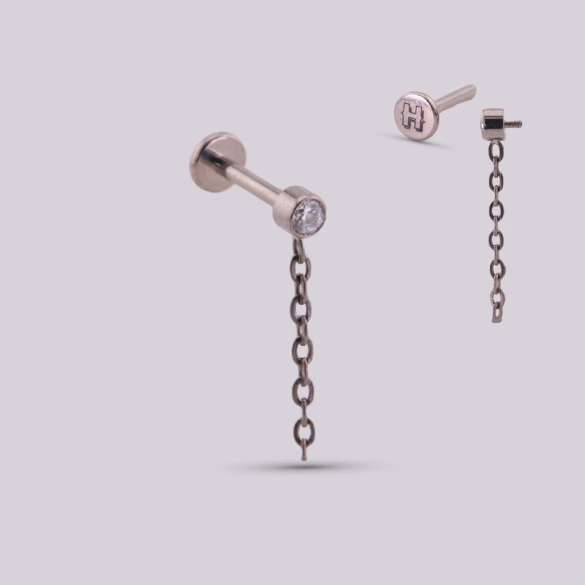 Labret con Cadena Colgante Figaro en Titanio – Plateado y Dorado