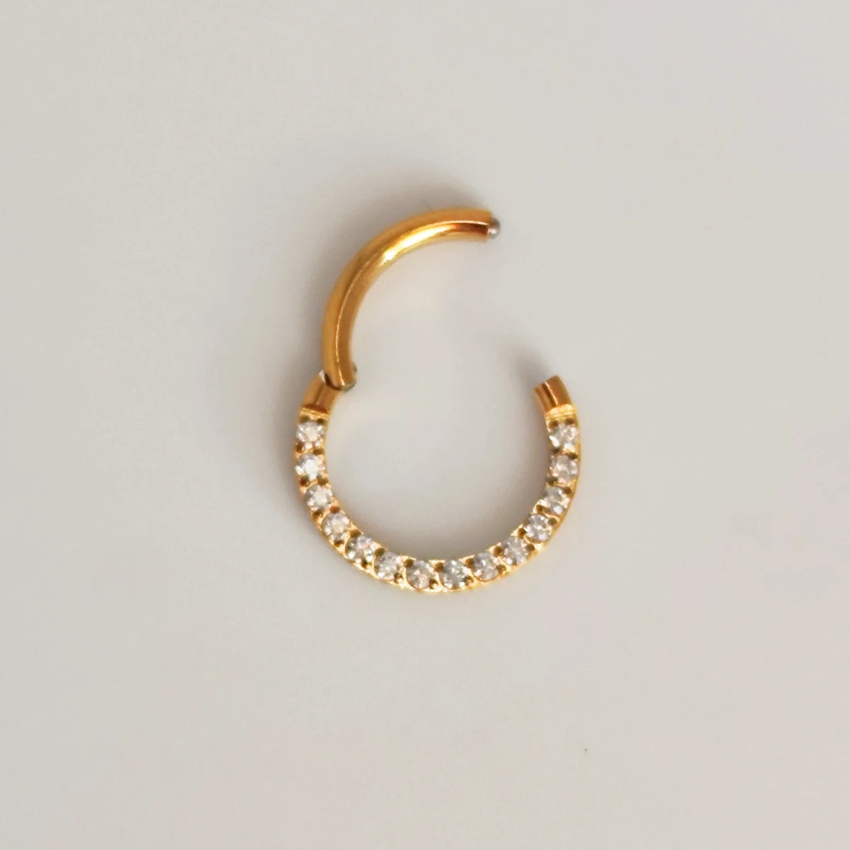 Aro Clicker Frontal con Zircones Dorado en Titanio