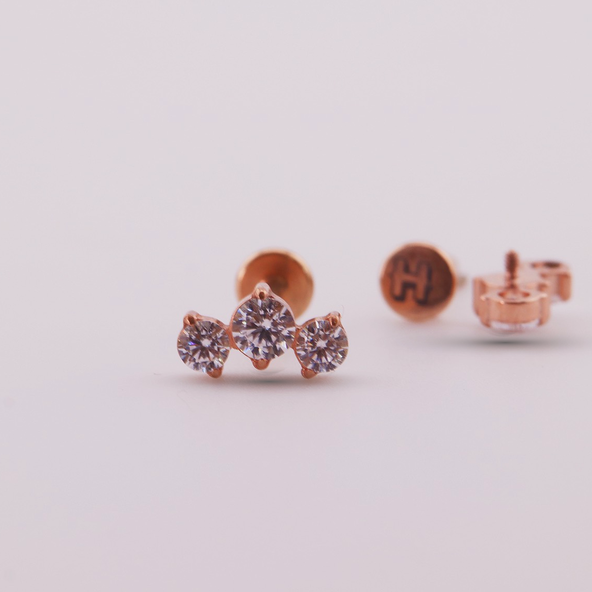 Labret Hydra con Tres Zirconias en Titanio – Dorado / Plateado / Oro rosa