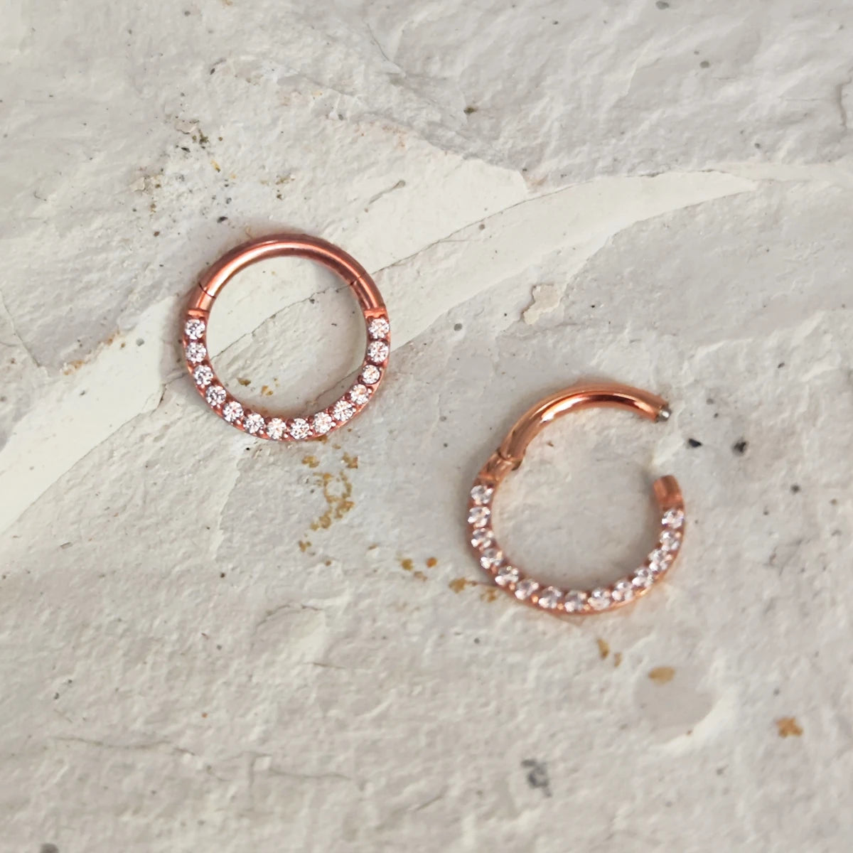 Aro Clicker Frontal Zircon Oro Rosa en Titanio