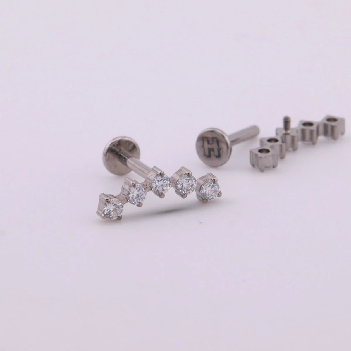 Labret Penta con Zirconias en Titanio