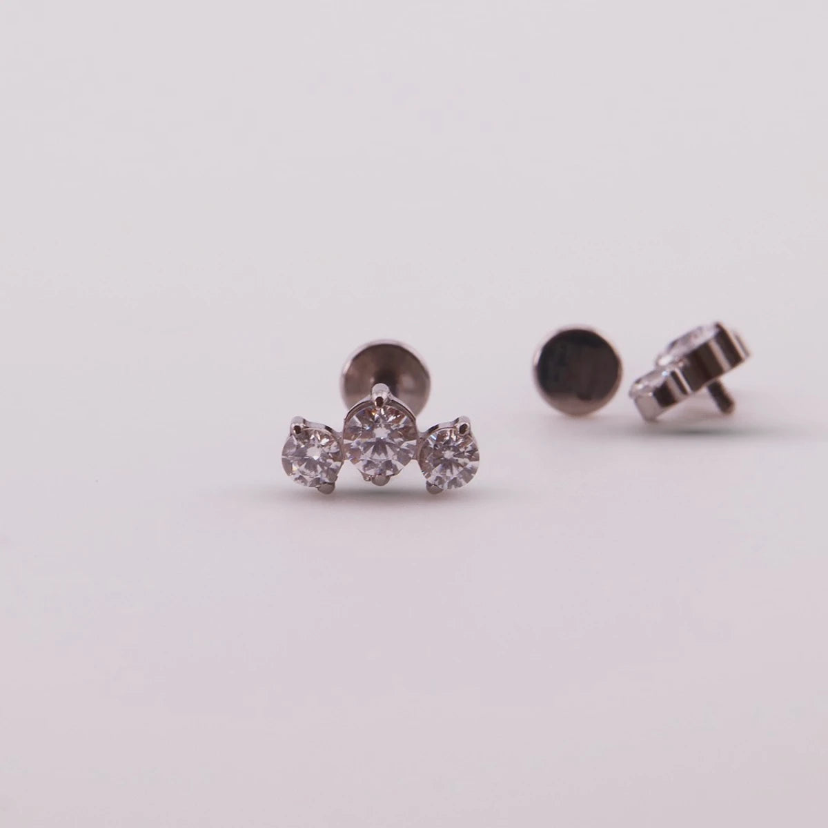 Labret Hydra con Tres Zirconias en Titanio – Dorado / Plateado / Oro rosa