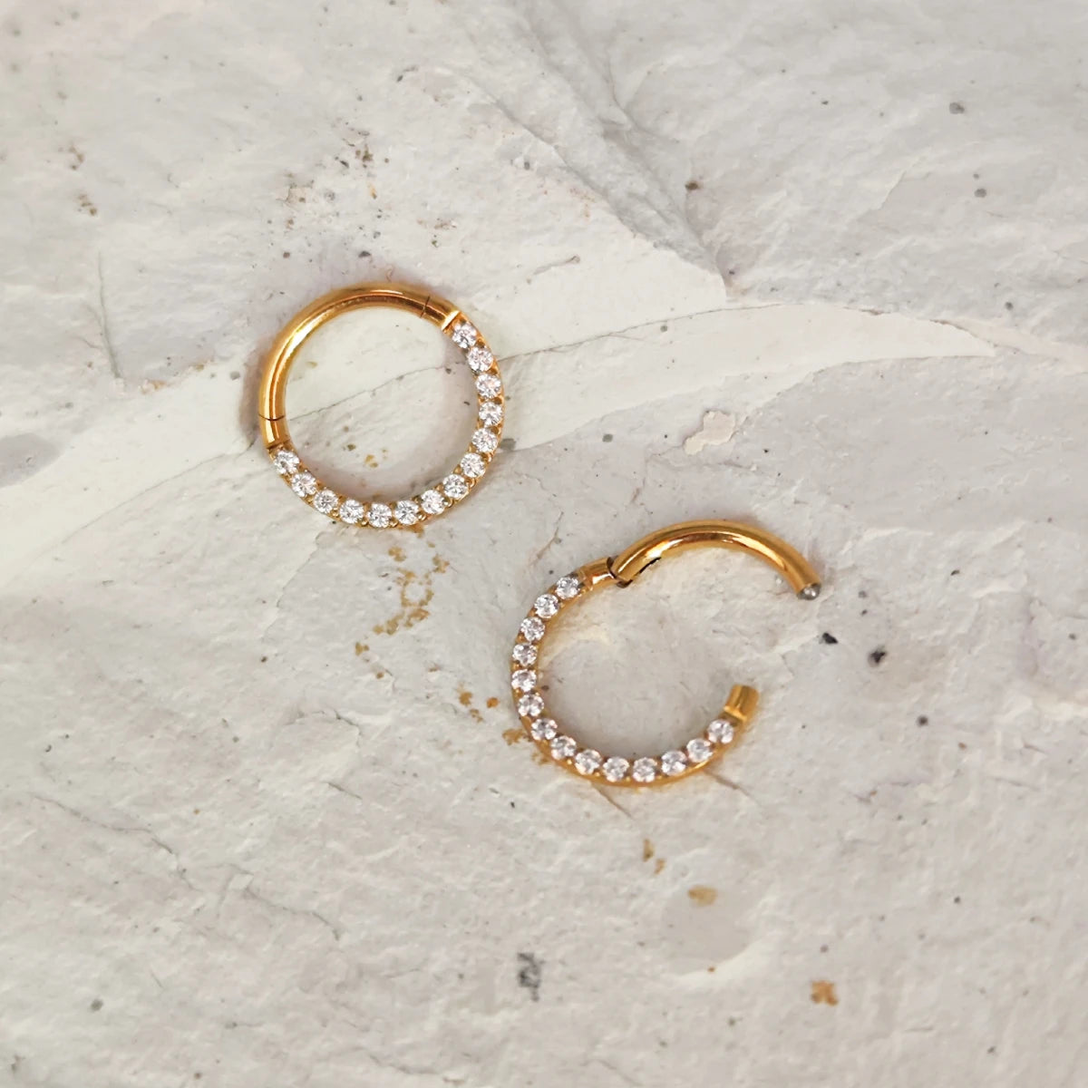 Aro Clicker Frontal con Zircones Dorado en Titanio