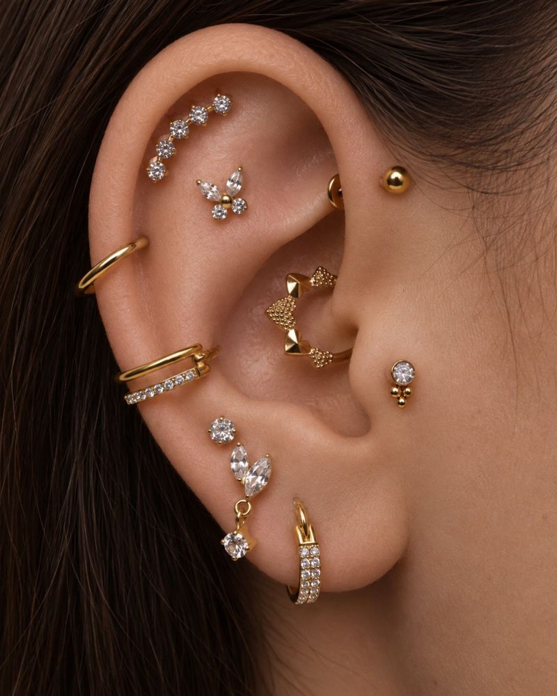 Oreja con joyas Helix y puntos para explorar sus perforaciones